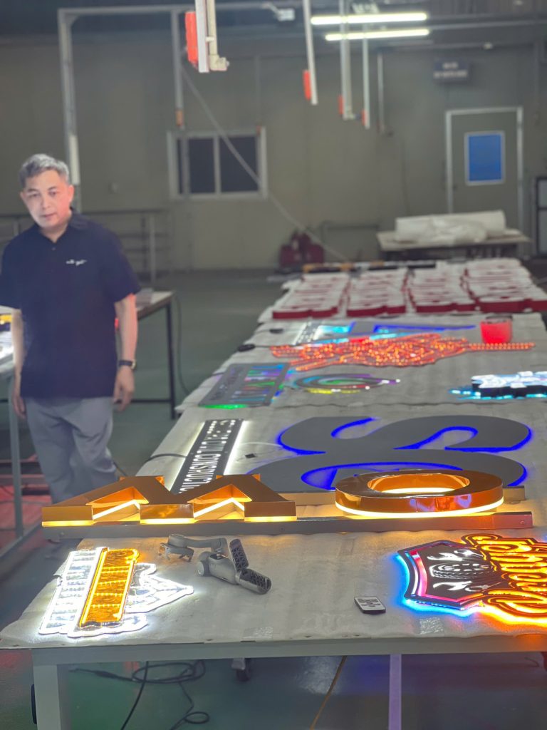 Biển hiệu mica cao cấp