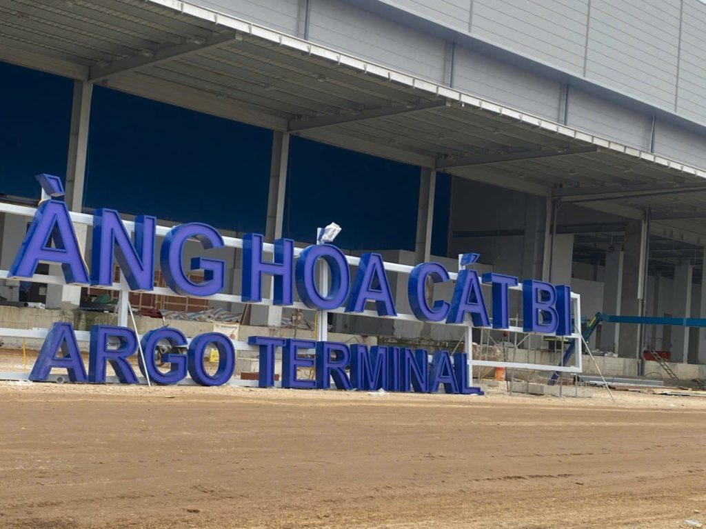 Thi công biển qc nhà ga hàng không Cát Bi