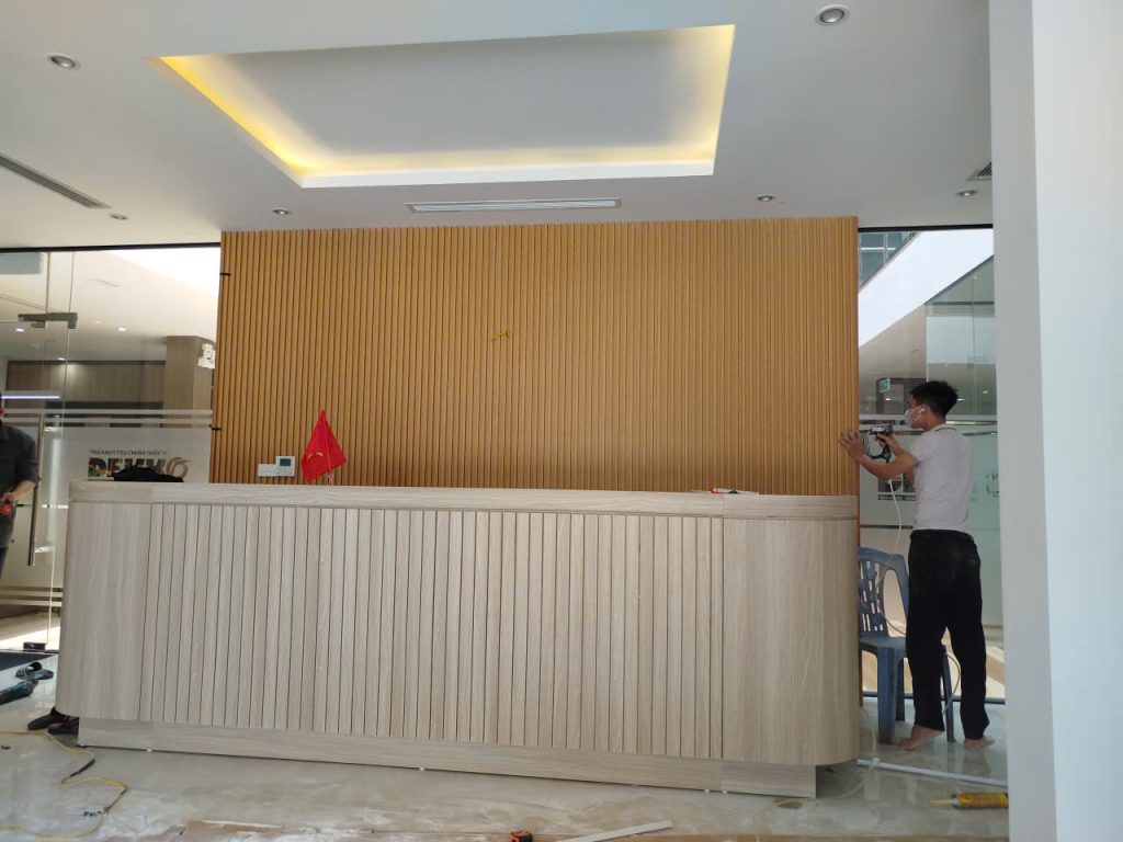 Thi công Vách ngăn lam nhựa, backrop văn phòng